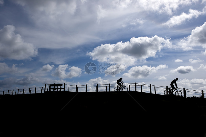 两个朋友骑着摩托自行车 - 轮光再次蓝色的天空图片
