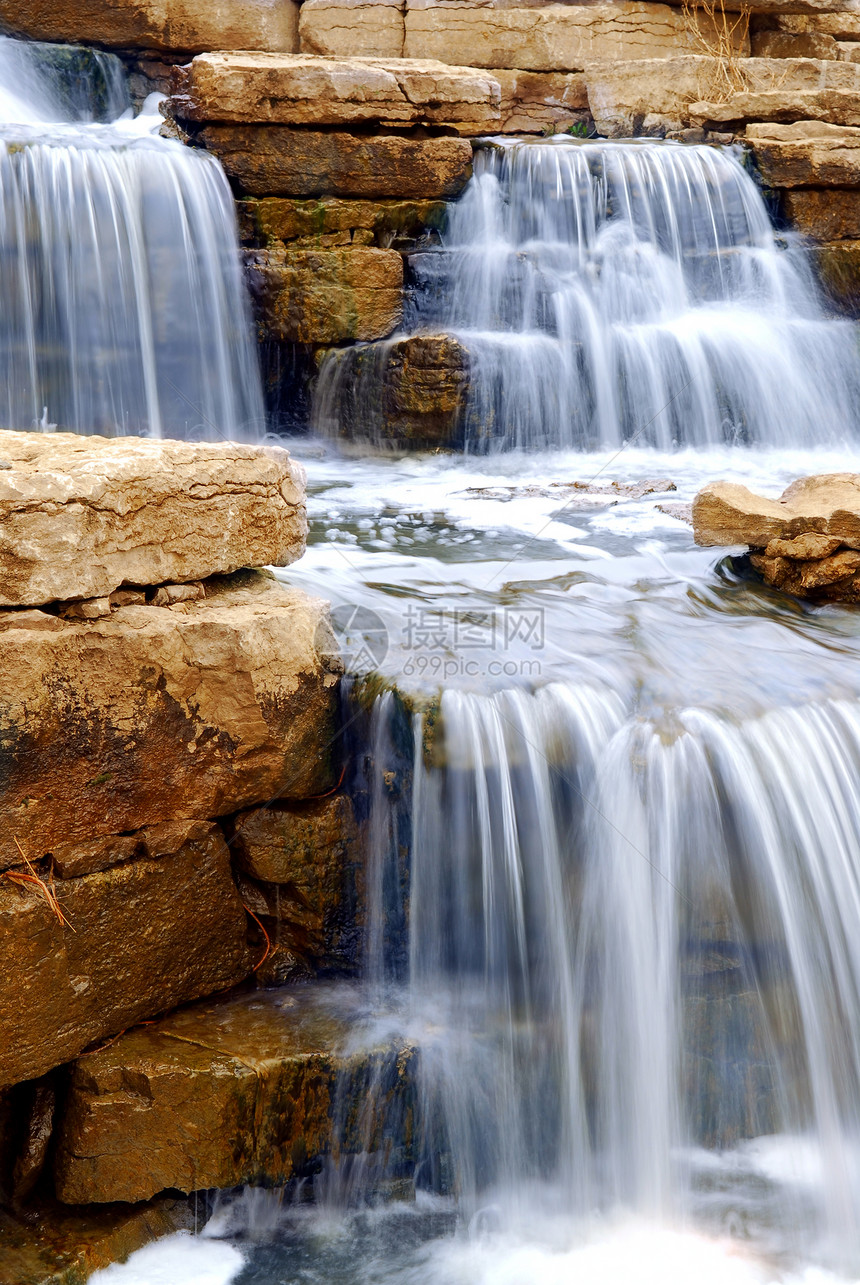 瀑布花园公园园林流动白色蓝色溪流环境棕色岩石图片