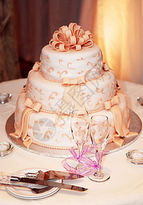 婚礼蛋糕桌子眼镜庆典仪式婚姻传统玻璃餐饮图层蜡烛背景图片