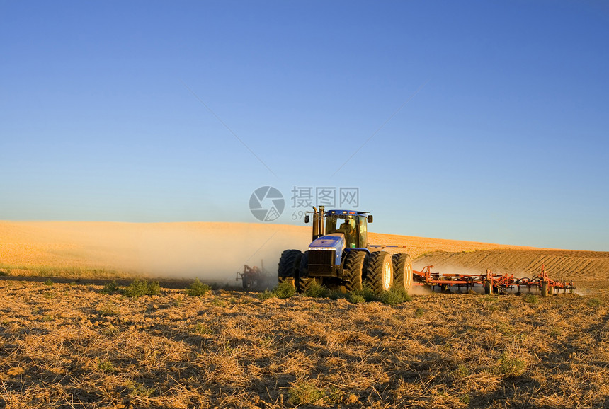 农场工作农田机械土壤乡村拖拉机收成太阳天空场地生长图片