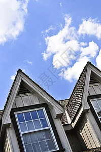众议院详细细节木头天空建筑学财产建筑蓝色天窗卵石倾斜窗户背景图片