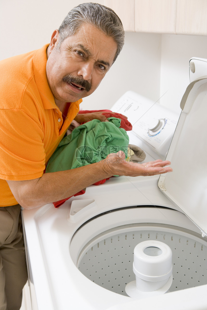 洗衣业洗衣房挫折洗衣机标签服装手势中年家庭生活阅读男人图片