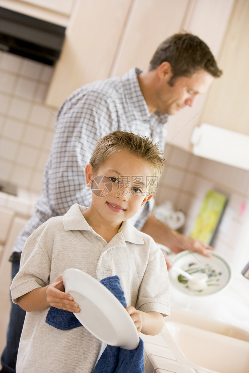 父子打扫碗碟年龄中年茶巾休闲服装盘子团队儿子厨房父亲图片
