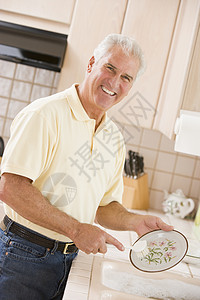 清理盘子男人清理磁盘菜肴厨房盘子微笑男人家庭生活服装快乐休闲水槽背景