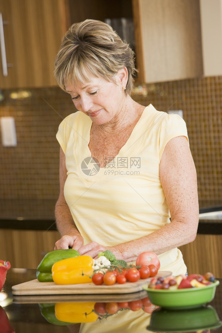 妇女切除蔬菜厨房吃饭专注家庭生活服装烹饪时间女士午餐准备图片