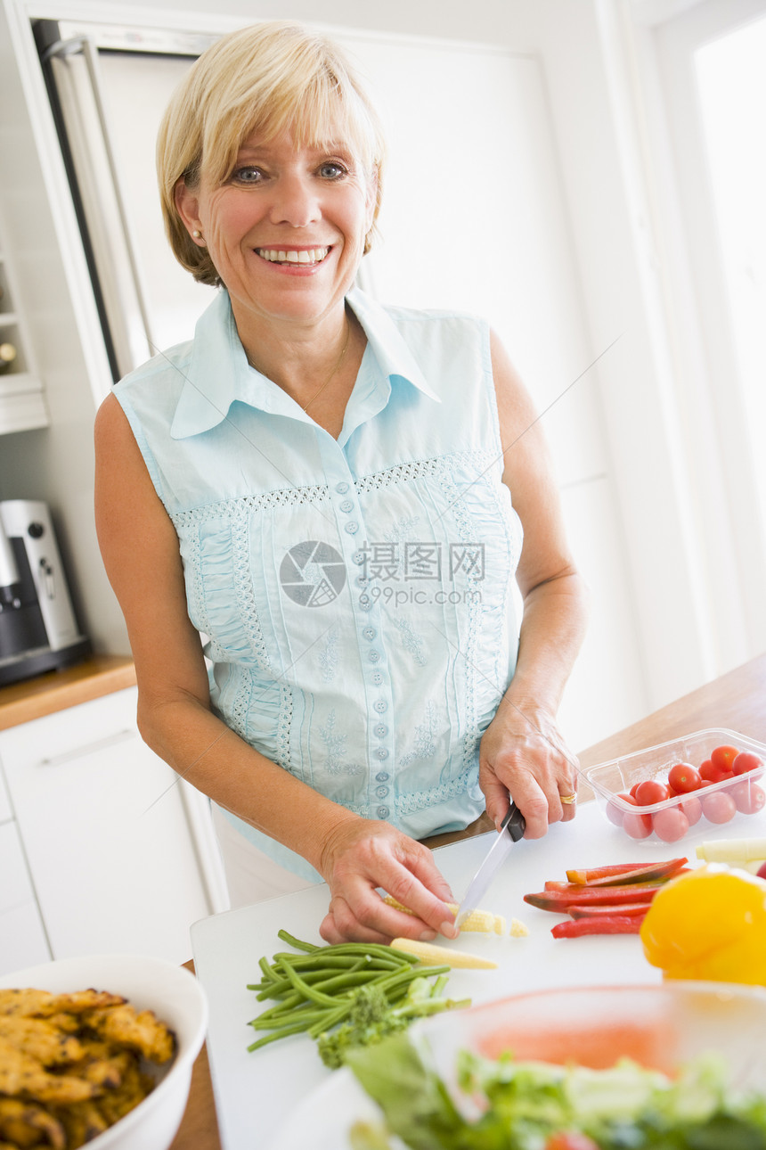 妇女做饭准备 吃饭时间晚餐享受烹饪服装蔬菜食物休闲健康饮食午餐家庭生活图片