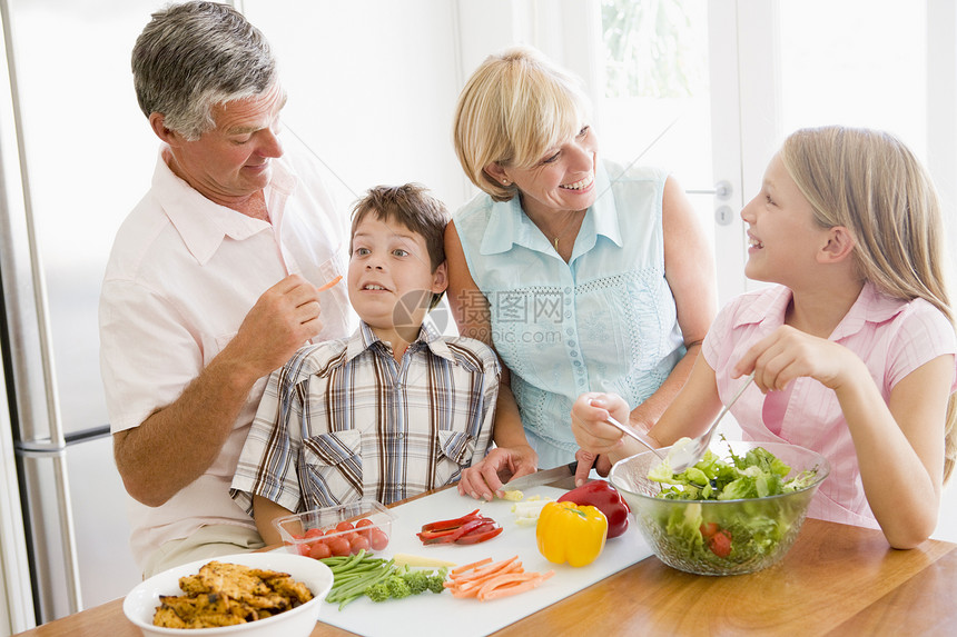 祖父母和孙子准备一顿饭 一起吃饭孙女兄弟姐妹午餐男生萝卜中年女士女儿食物蔬菜图片