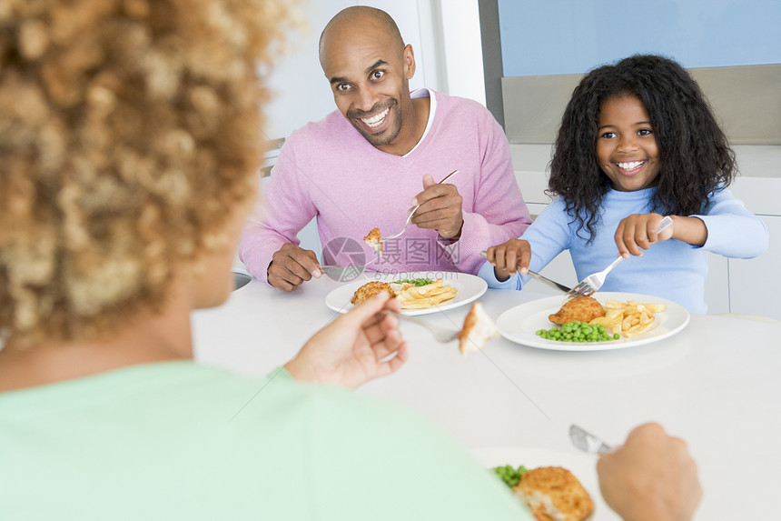 一家人一起吃饭 一起吃饭享受时间健康饮食中年桌子孩子女孩男人女士母亲图片