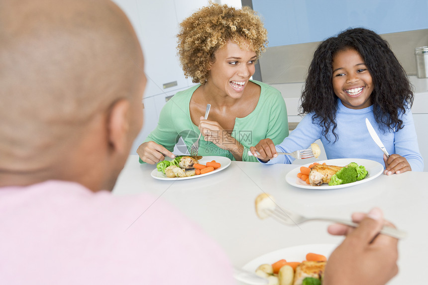 一家人一起吃饭 一起吃饭服装女孩桌子时间孩子父亲男人饭厅微笑女士图片