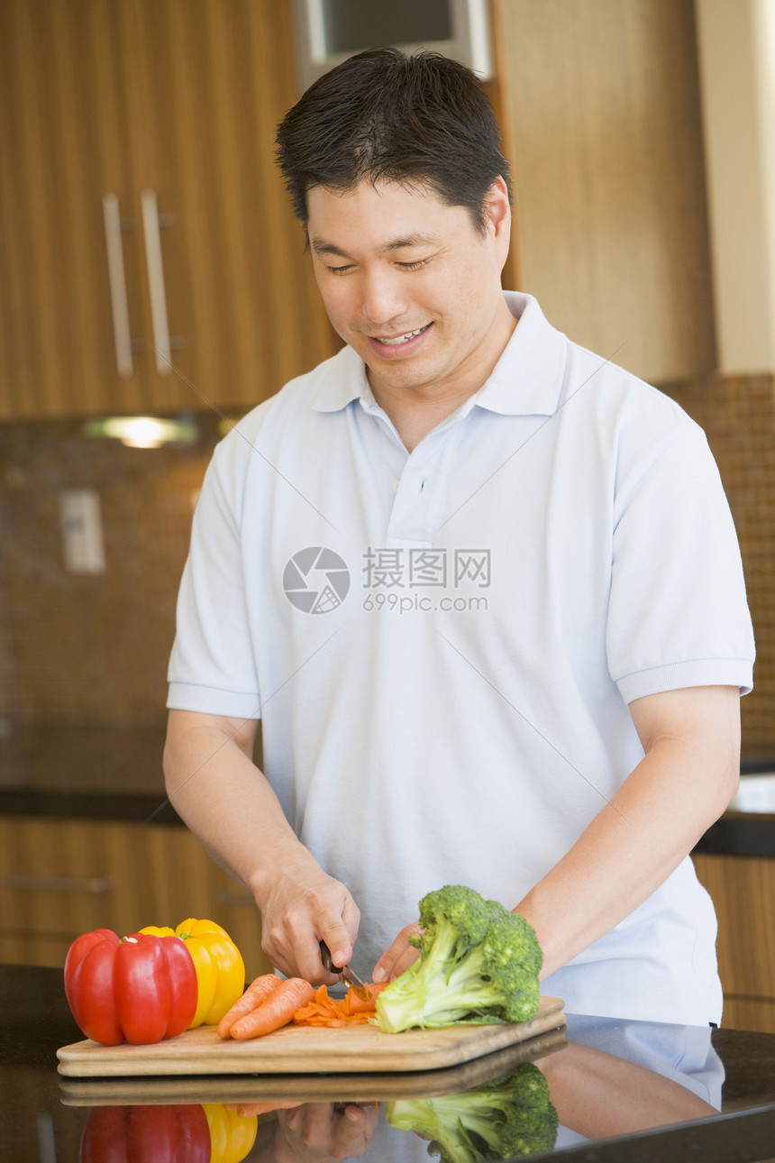 男人购物蔬菜服装食物享受厨房用餐成人烹饪微笑时间健康饮食图片