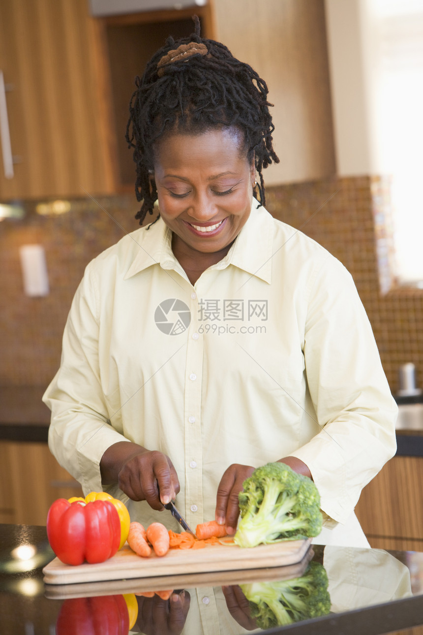 妇女买菜蔬菜烹饪吃饭厨房中年健康饮食用餐食物享受服装时间图片