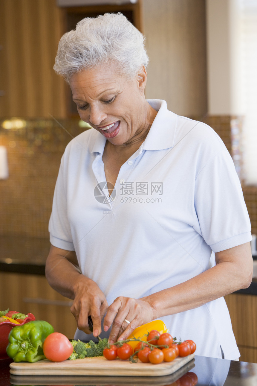 妇女买菜蔬菜吃饭服装食物休闲用餐厨房时间健康饮食享受烹饪图片