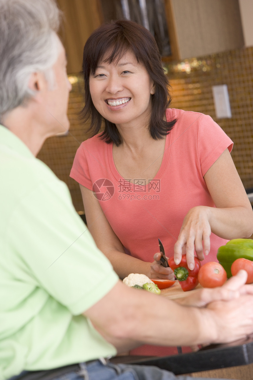 女性在购物蔬菜时与丈夫交谈图片