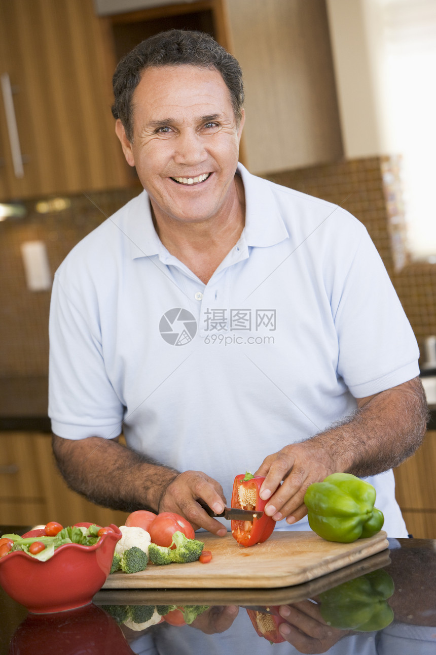 男人购物蔬菜时间食物用餐厨房准备烹饪家庭生活午餐成人健康饮食图片