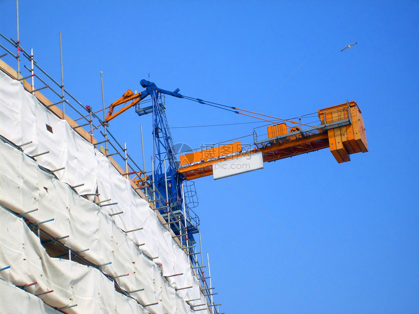 建筑工地概况工人蓝领风景脚手架建设蓝天起重机工作现代主义进步图片