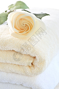 一堆毛巾和玫瑰花朵身体浴室淋浴柔软度投标呵护奶油折叠棉布背景图片