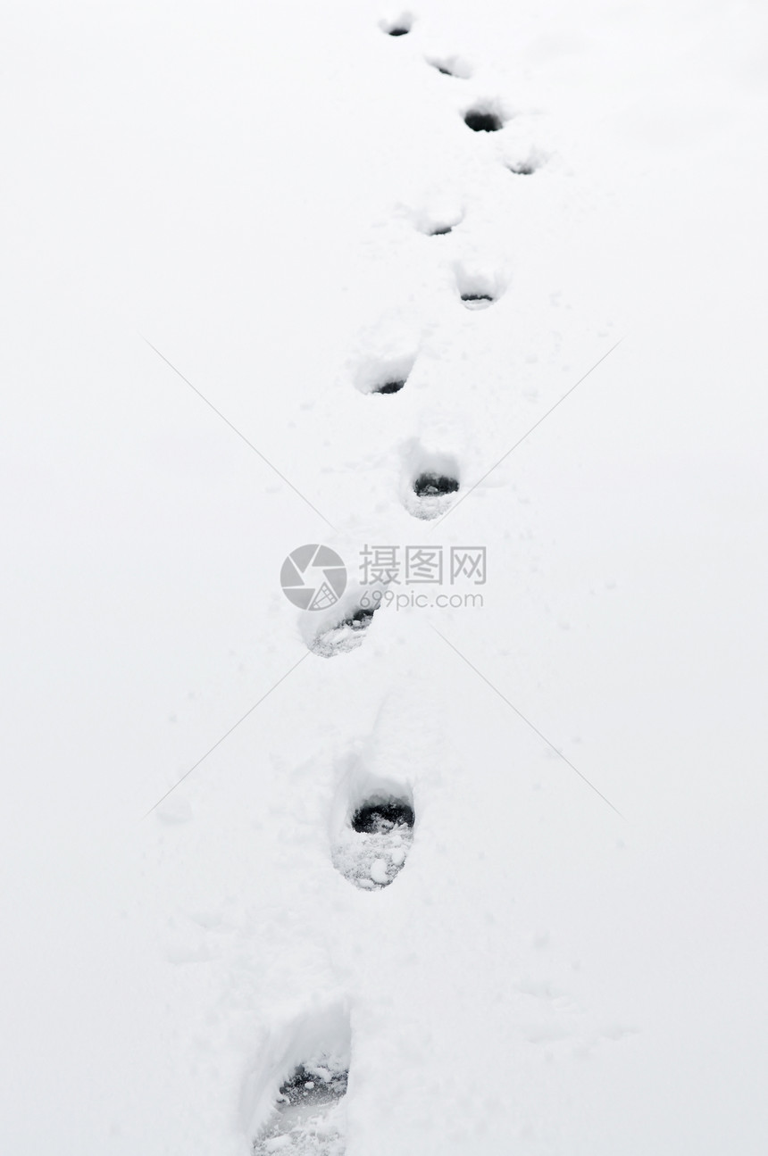 积雪中的脚印烙印场地小路暴风雪飞机印记脚步脚步声打印图片