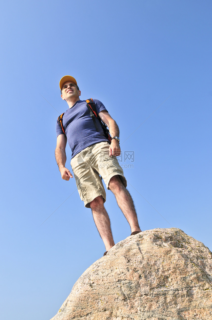 在岩石上站立的希克人首脑活动男性天空蓝色远足者成就远足娱乐成人图片