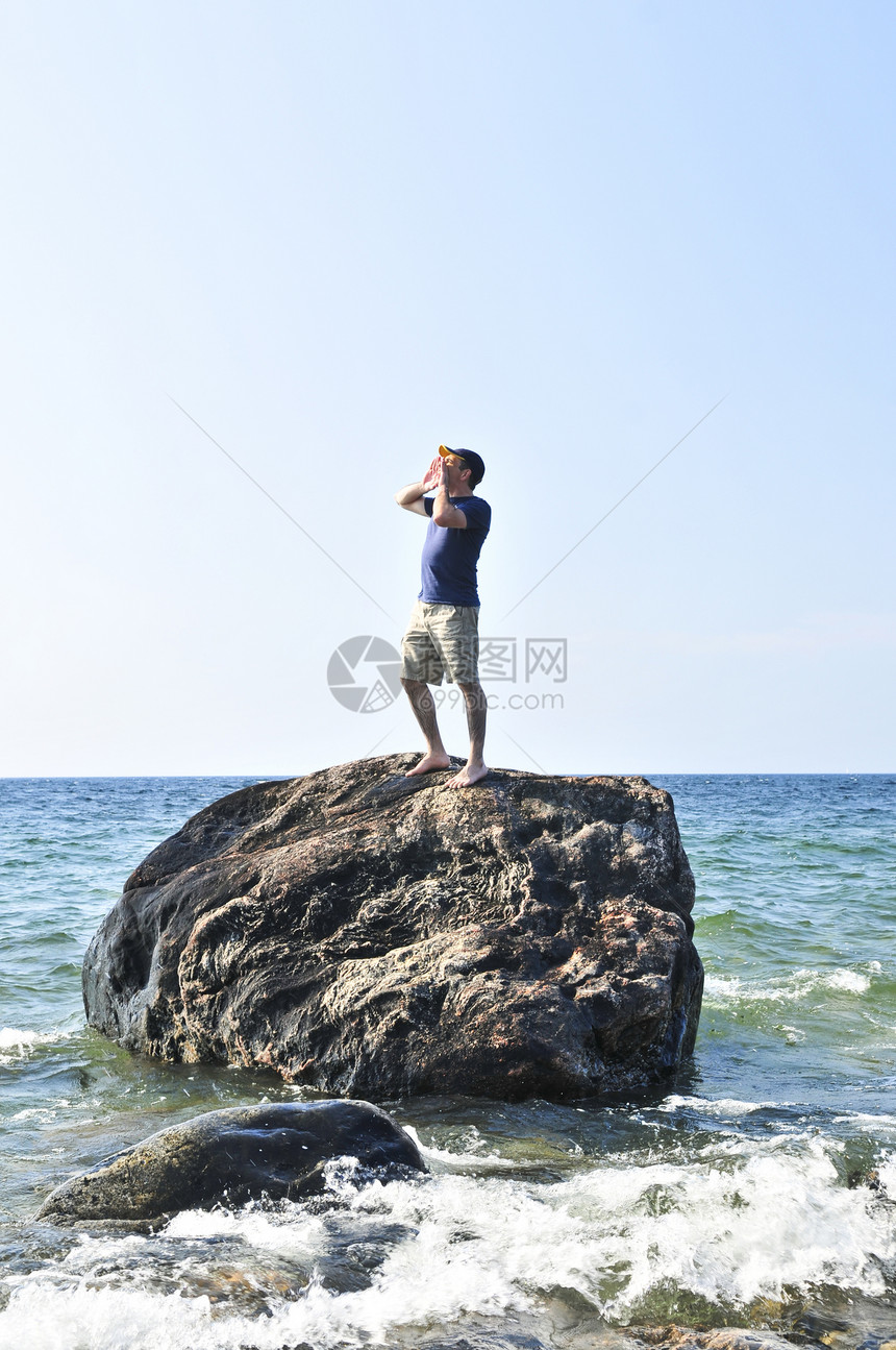 人类被困在海洋中的岩石上灾难成人巨石寂寞流浪海难帮助男性孤独概念图片