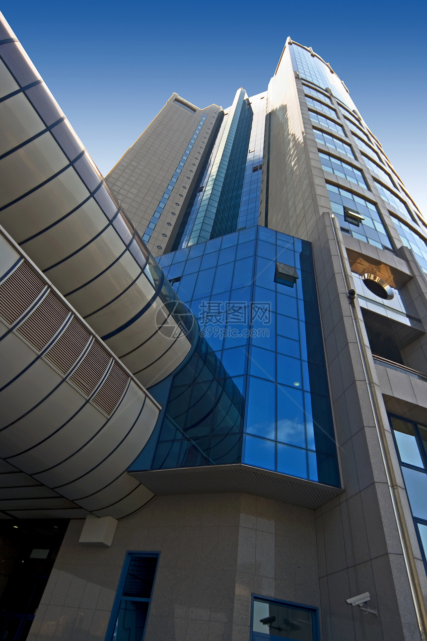 现代建筑技术框架天空金融窗户财产阳光蓝色反射起重机图片