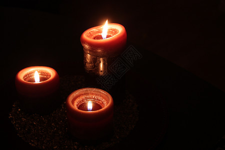 蜡烛灯黑暗红色背景图片