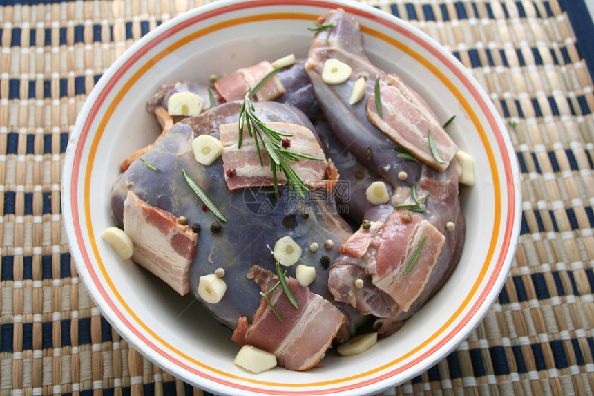 新鲜肉烹饪食物火腿胡椒熏肉迷迭香香料兔肉图片