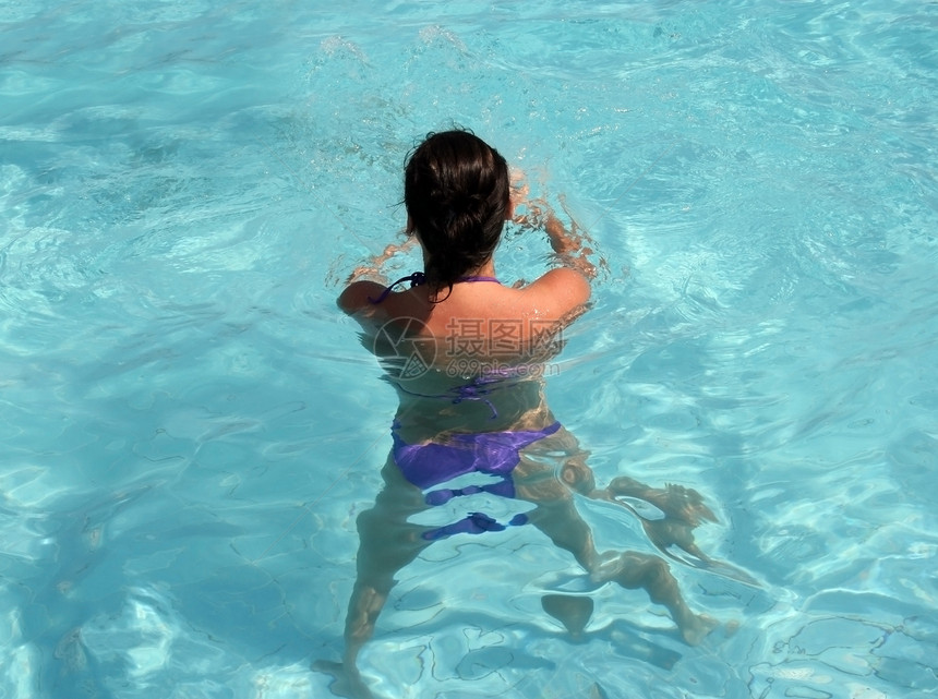 游泳池里的女孩 水里有氧运动图片