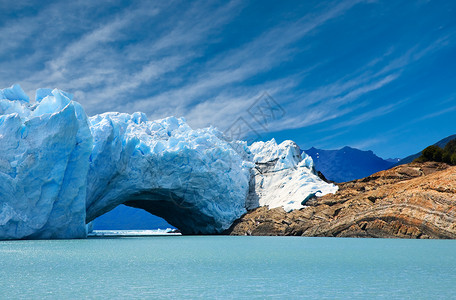 佩里托莫雷诺冰川的冰桥伯格高清图片素材