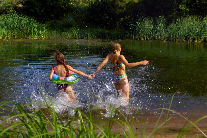 夏季夏天玩伴游泳女孩们图片