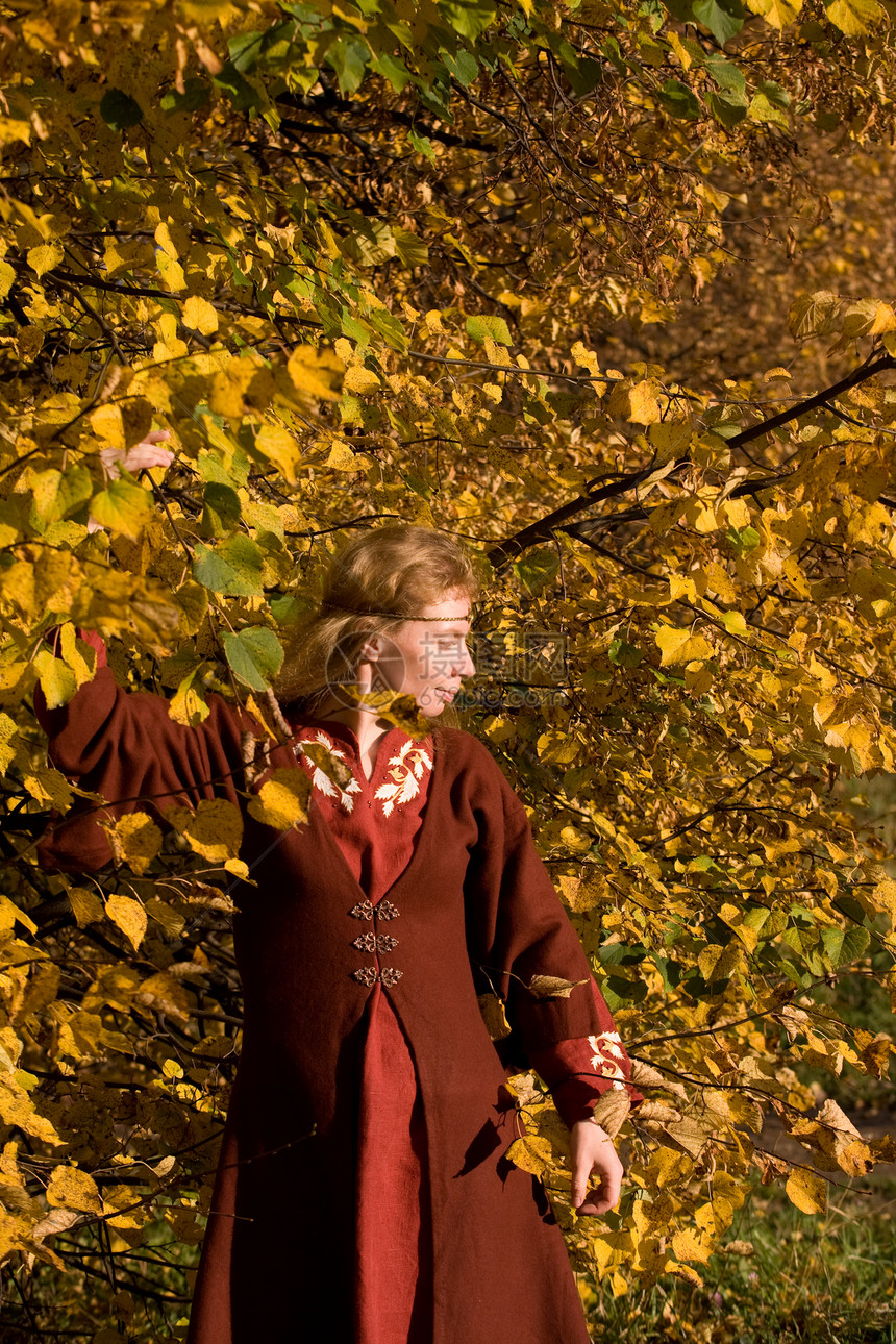 秋林中的精灵头发树叶扮演戏服衣服女性森林女士故事公主图片