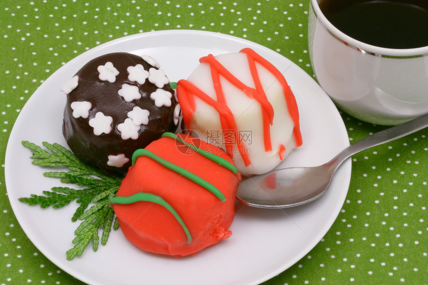 小型糕点红色餐巾巧克力白色绿色蛋糕食物勺子树叶盘子图片