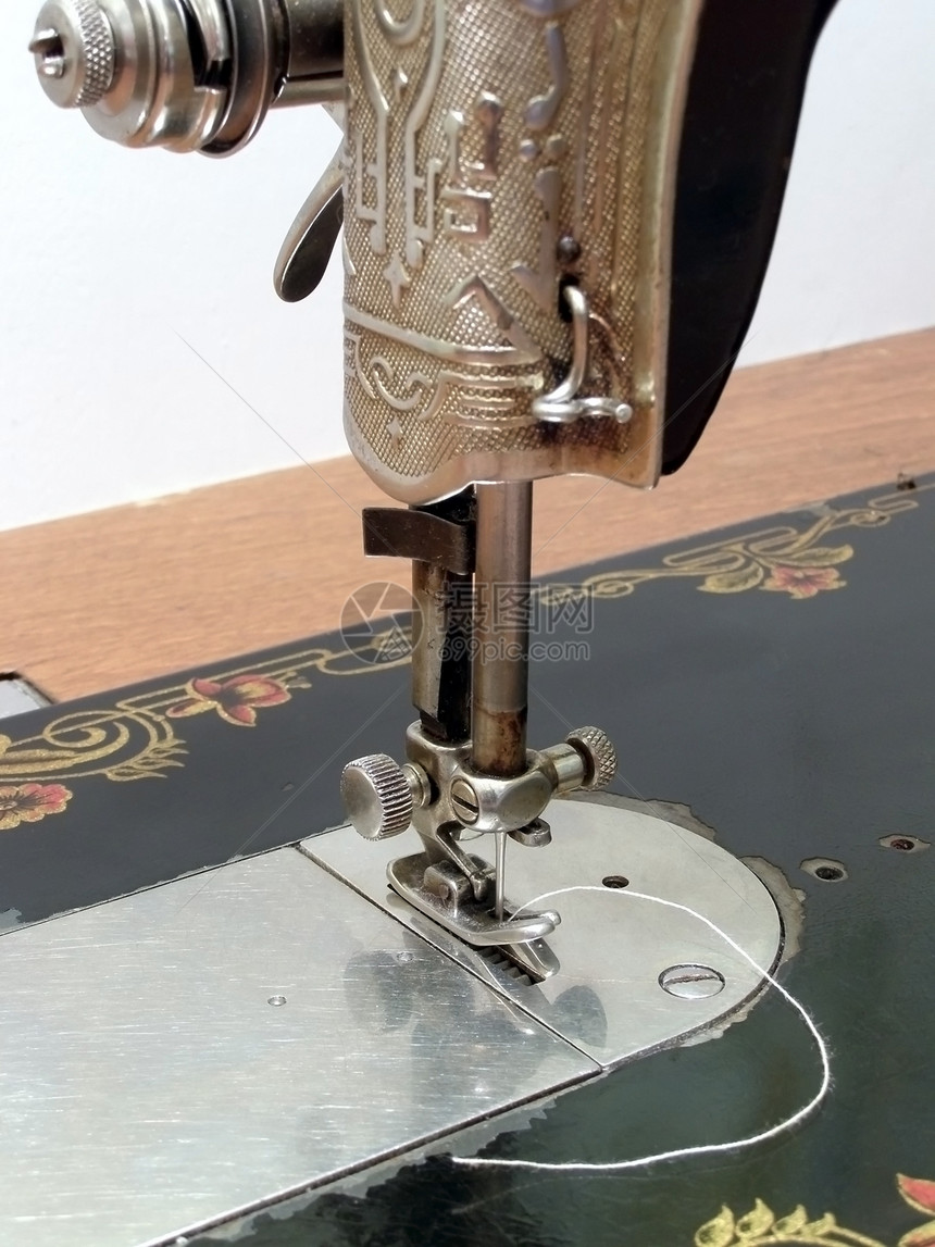 旧缝纫机职业纺织品金属工厂缝纫工具古董宏观裁缝工作图片