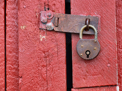 旧红木门的挂锁背景图片