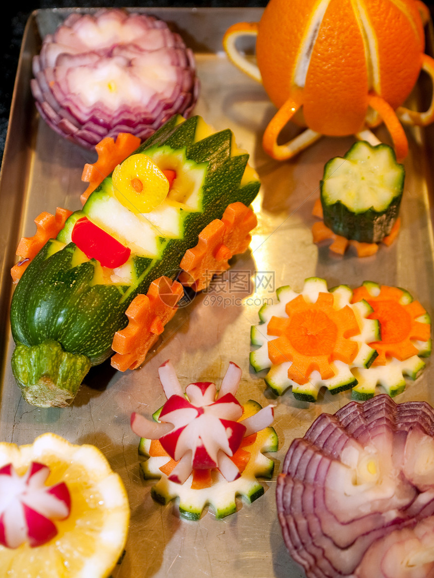 蔬菜装饰品雕塑雕刻黄瓜橙子叶子自助餐笑脸绿色萝卜食物盘子图片
