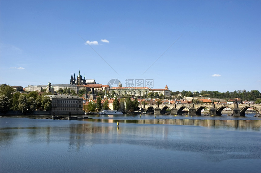 布拉格城堡的视图吸引力爬坡城市天空建筑学船厂景观房子地标大教堂图片