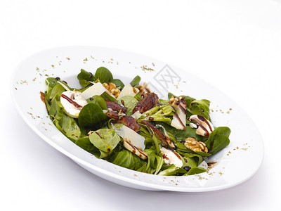 羊羔的生菜盘子食物沙拉白色绿色玉米香脂核桃背景图片