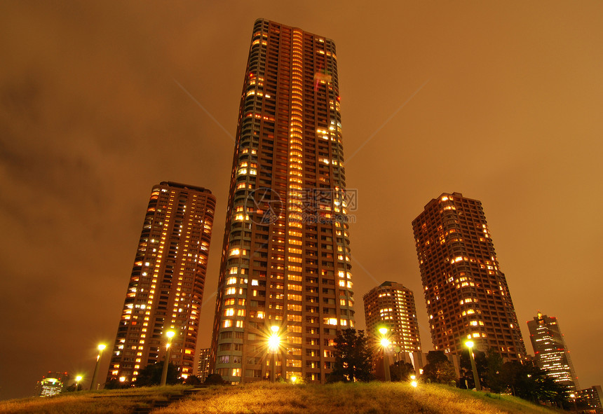 夜间摩天大楼金属水平照明景观建筑学城市蓝色图片