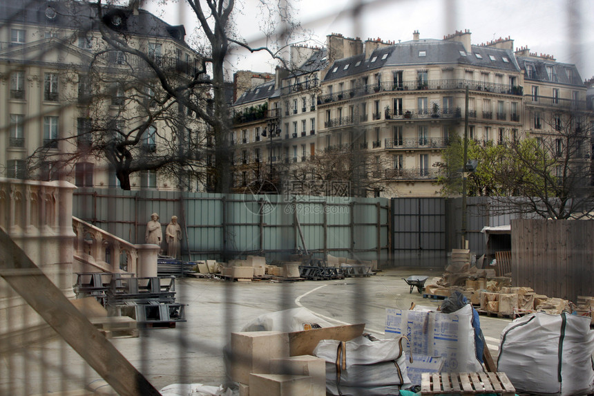 巴黎一栋建筑物的景象――建造教堂图片