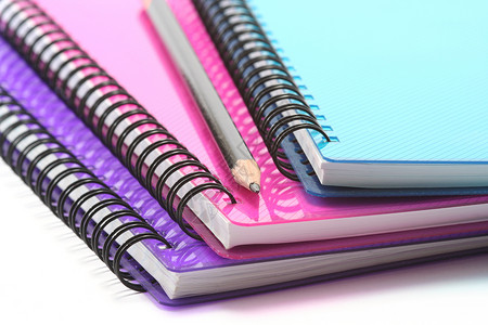 笔记本和铅笔紫色螺旋束缚蓝色宏观粉色背景图片