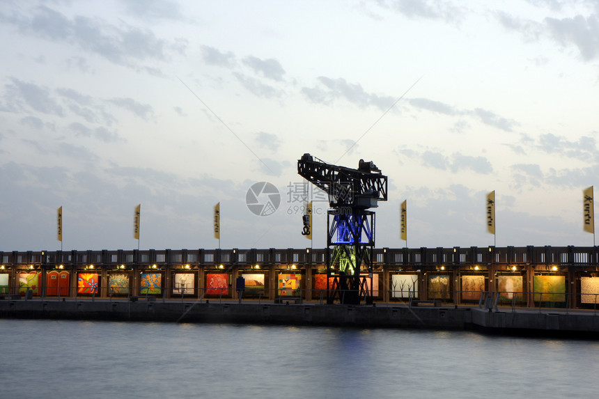 旧特拉维夫港口海岸起重机商店工程进口海港天空日落反射蓝色图片