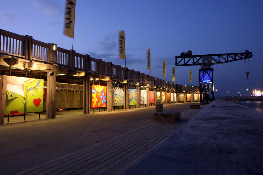 旧特拉维夫港口商店反射海滩工程码头城市日落蓝色进口帆船图片