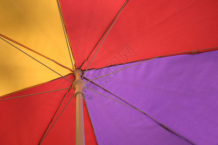 多彩色伞红色辐条积木黄色紫色背景图片