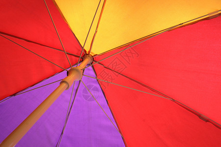 多彩色伞黄色紫色辐条积木红色背景图片