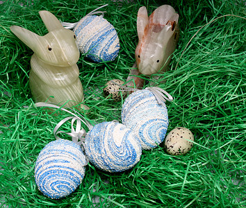 复活节白色绿色蓝色兔子节日石头季节背景图片