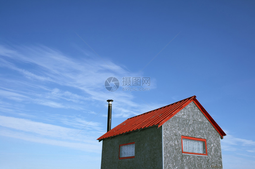 小房子和蓝色的天空图片