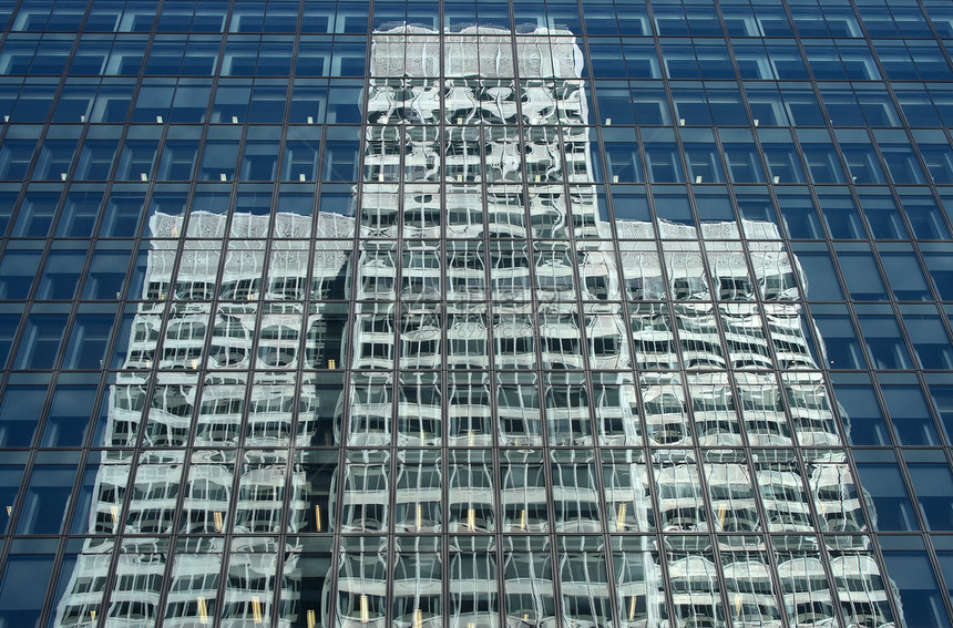 白色办公大楼的反射图片