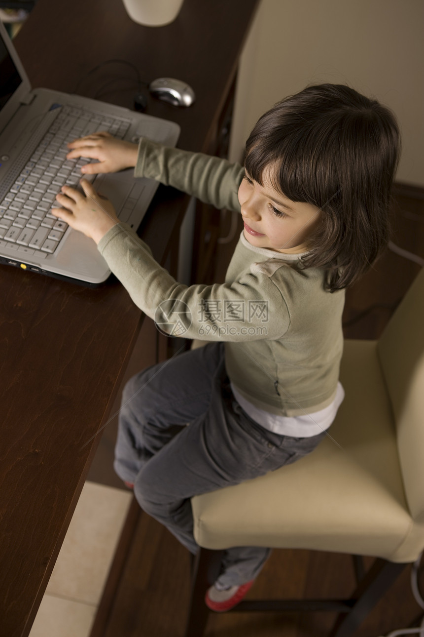 计算机小电脑人脸孩子错误技术呐喊笔记本电脑显示器震惊后代互联网图片