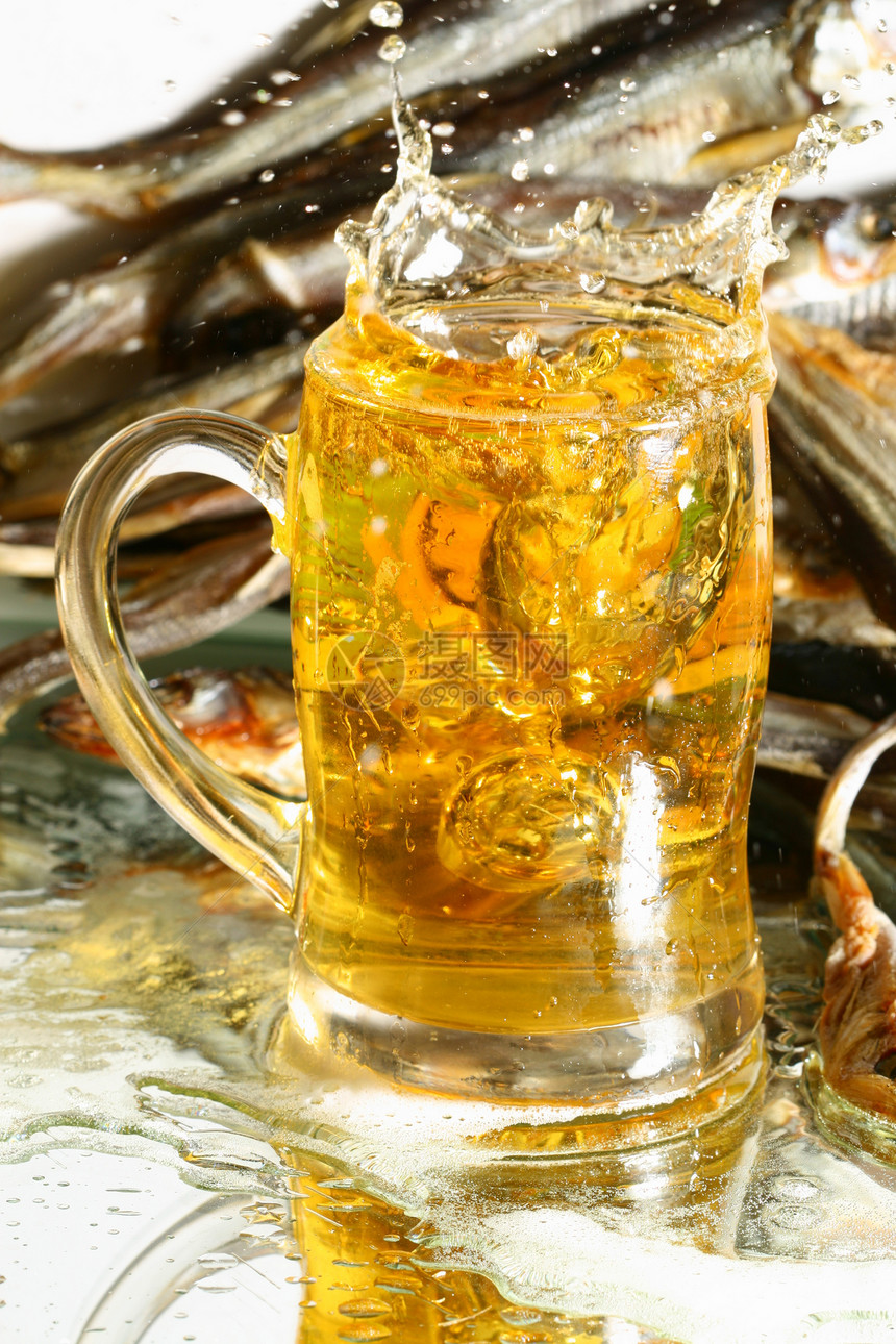 啤酒喷洒干旱镜子泡沫液体气泡庆典琥珀色玻璃酒吧反射图片