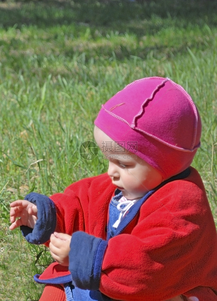 婴孩婴儿森林野餐绿色阳光蓝色植物红色草地孩子松针图片