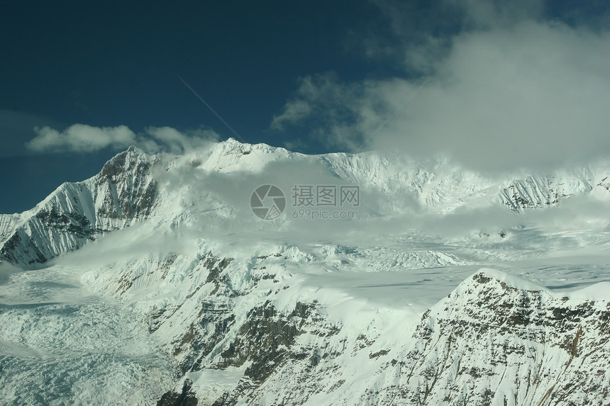 兰戈圣以利亚国家公园踪迹人行道假期风景爬坡远景森林场景背包天空图片